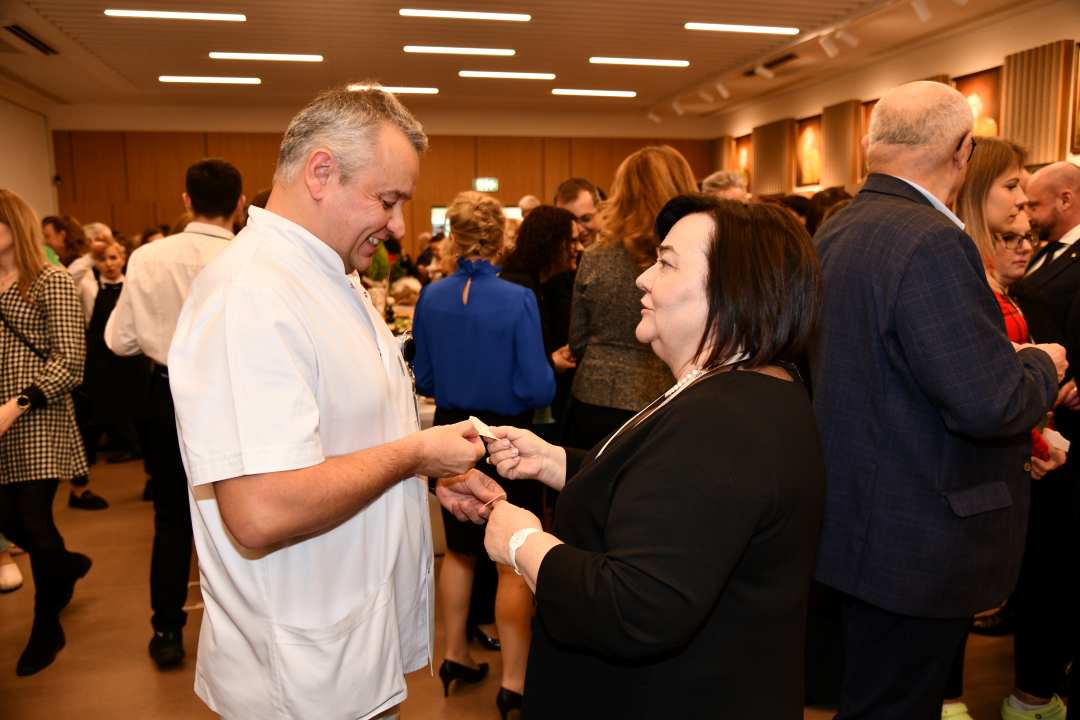 Dyrektor Wim dzieli się opłatkiem z pracownikami i gośćmi.