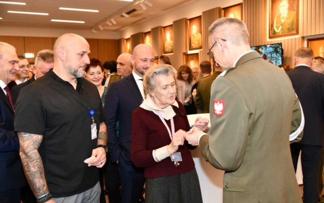 Dyrektor Wim dzieli się opłatkiem z pracownikami i gośćmi.