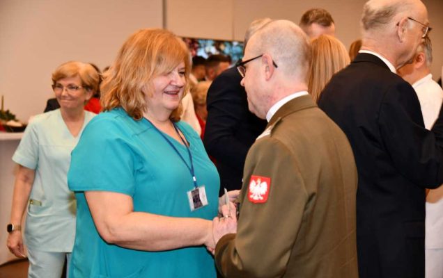 Pracownicy WIM dzielą się opłatkiem.