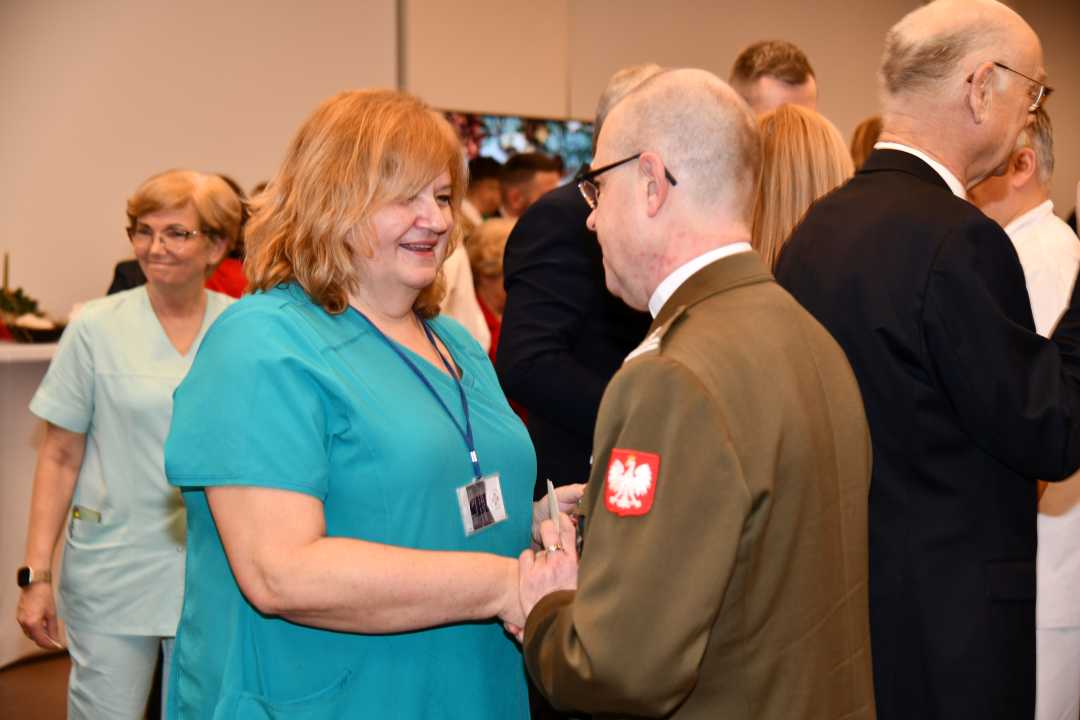 Pracownicy WIM dzielą się opłatkiem.