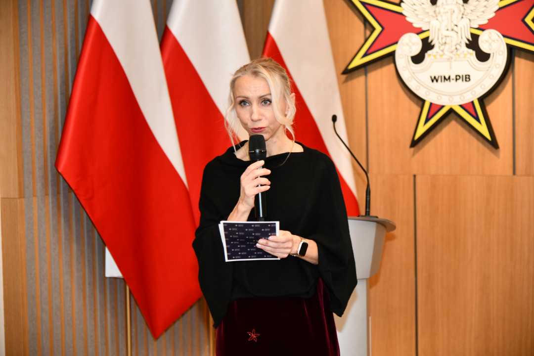 Małgorzata Złotkowska, kierownik Biura Dyrektora WIM-PIB, główny specjalista ds. komunikacji wewnętrznej prowadzi uroczystość wigilijną.