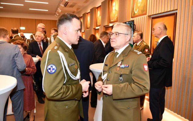 Pracownicy WIM dzielą się opłatkiem.