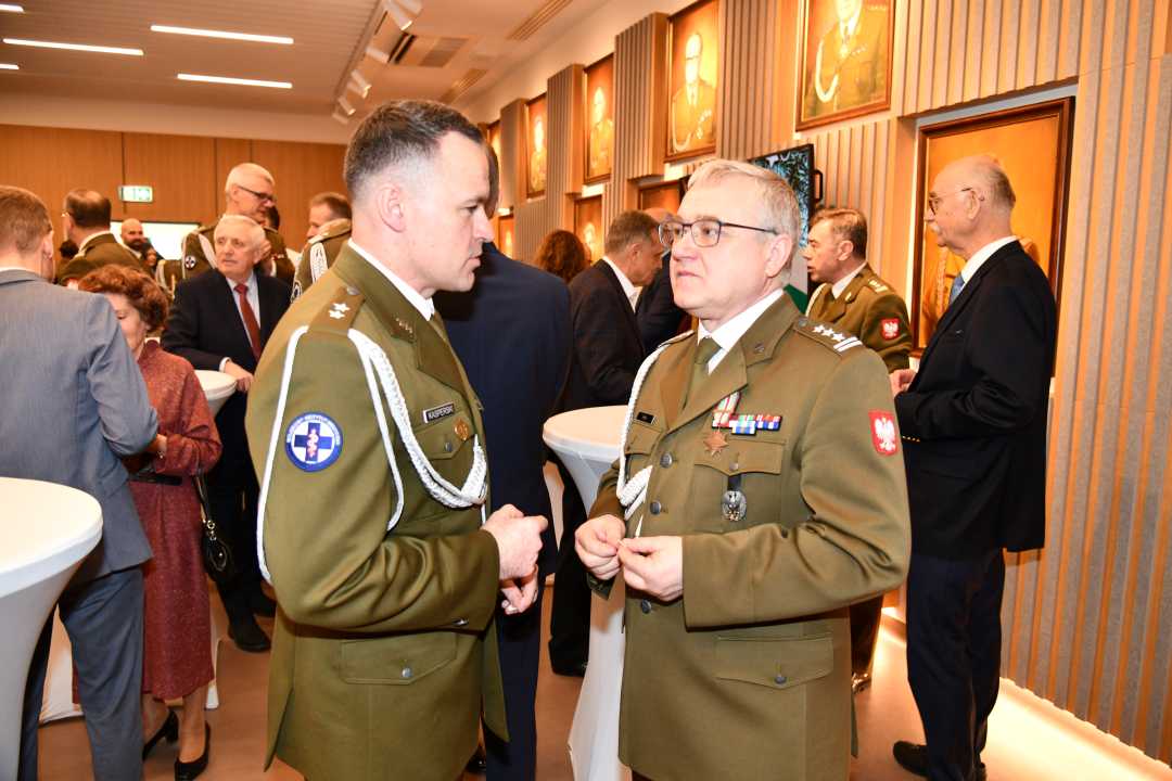 Pracownicy WIM dzielą się opłatkiem.