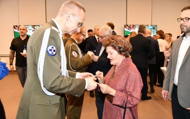 Dyrektor Wim dzieli się opłatkiem z pracownikami WIM.