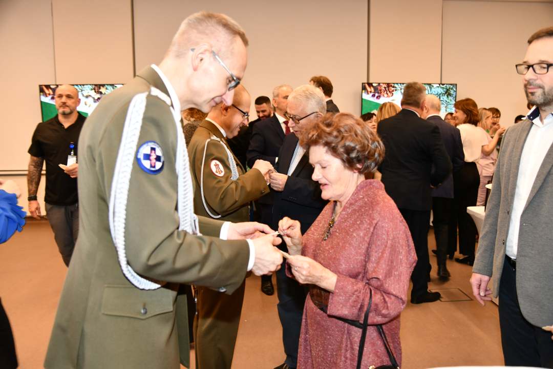 Dyrektor Wim dzieli się opłatkiem z pracownikami WIM.