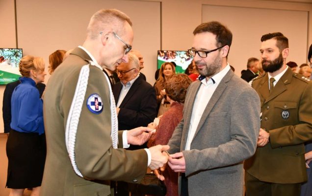 Dyrektor Wim dzieli się opłatkiem z pracownikami i goścmi.