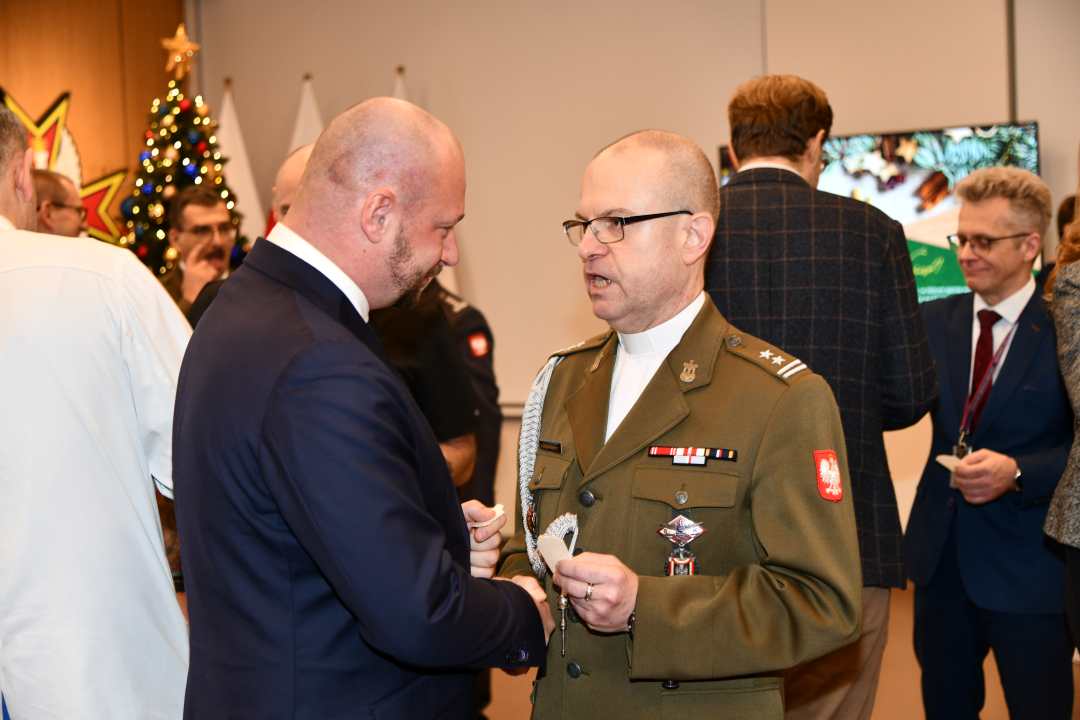 Pracownicy WIM dzielą się opłatkiem.