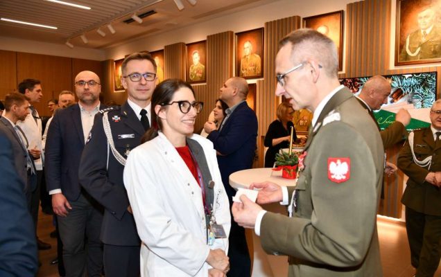 Dyrektor WIM dzieli się opłatkiem z pracownikami i gośćmi.