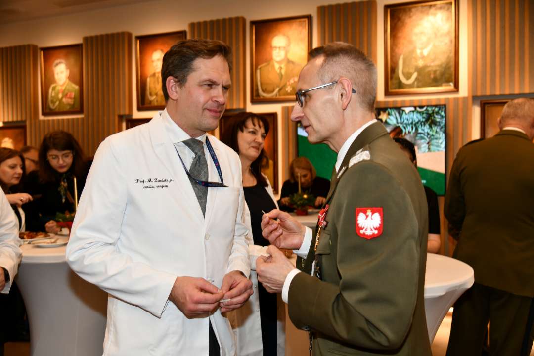 Dyrektor Wim dzieli się opłatkiem profesorem Zembalą.