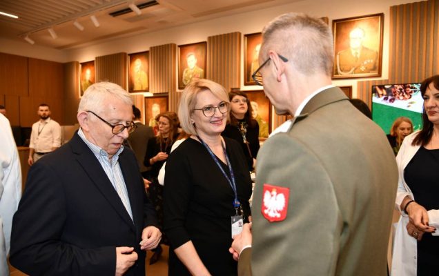 Pracownicy WIM dzielą się opłatkiem.