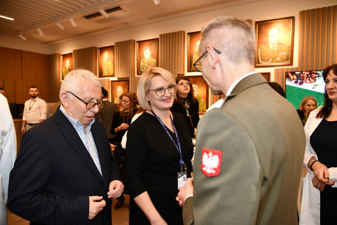 Pracownicy WIM dzielą się opłatkiem.