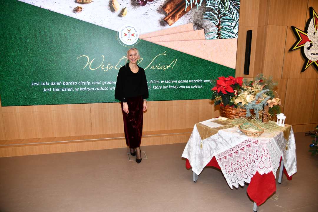 Małgorzata Złotkowska, kierownik Biura Dyrektora WIM-PIB, główny specjalista ds. komunikacji wewnętrznej prowadzi uroczystość wigilijną.