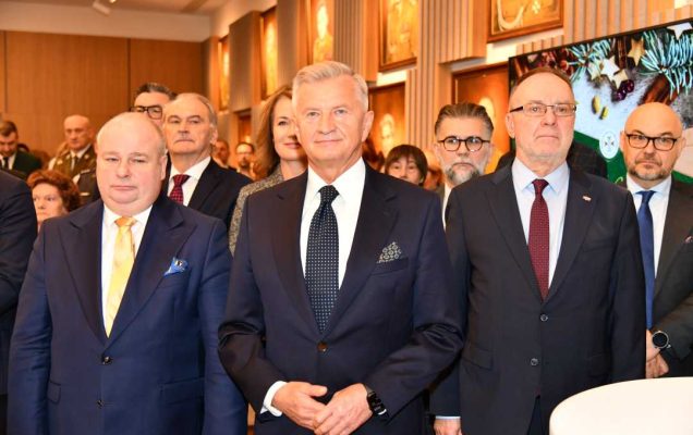 Zaproszeni pracownicy i goście stoją na auli WIM-PIB.