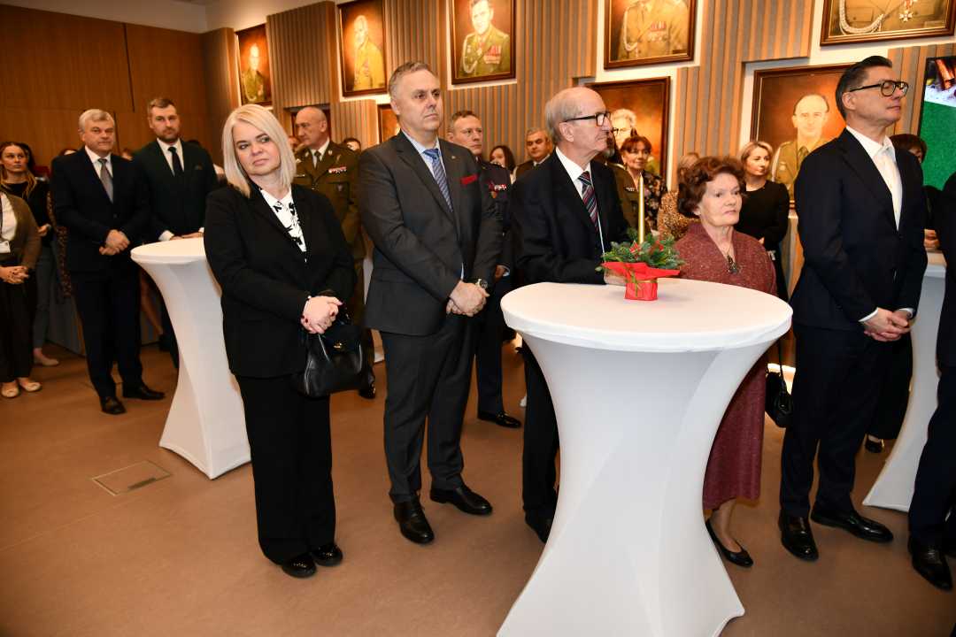 Zaproszeni pracownicy i goście stoją na auli WIM-PIB.