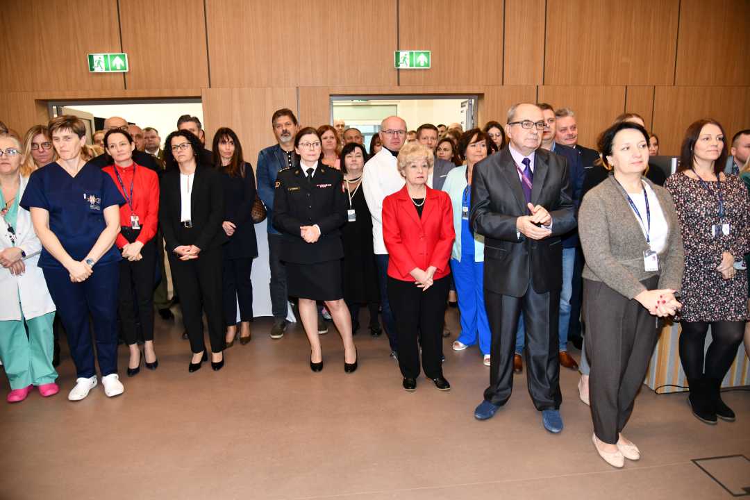 Zaproszeni pracownicy i goście stoją na auli WIM-PIB.