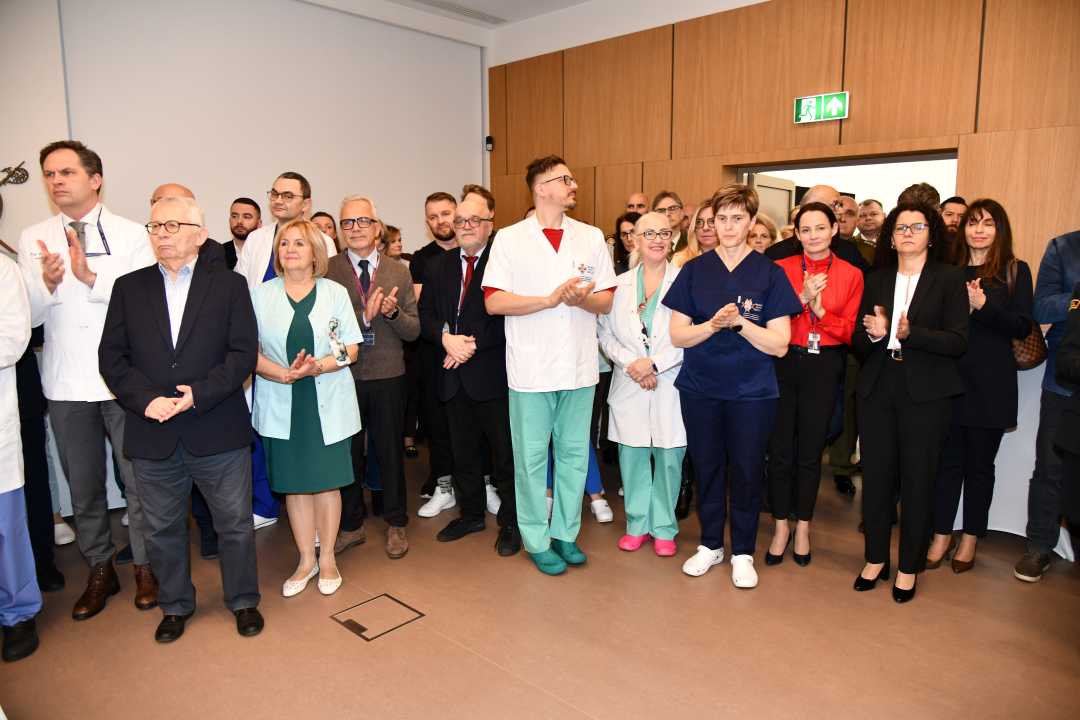 Zaproszeni pracownicy i goście stoją na auli WIM-PIB.