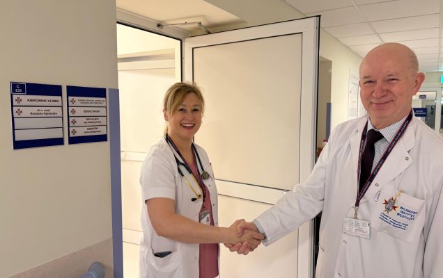 prof. Bolesław Kalicki uściskuje dłoń nowej kierownik Kliniki Pediatrii doktor Agnieszcze Rusteckiej, która obejmie kierowanie kliniką od dnia 2 stycznia 2026 r.