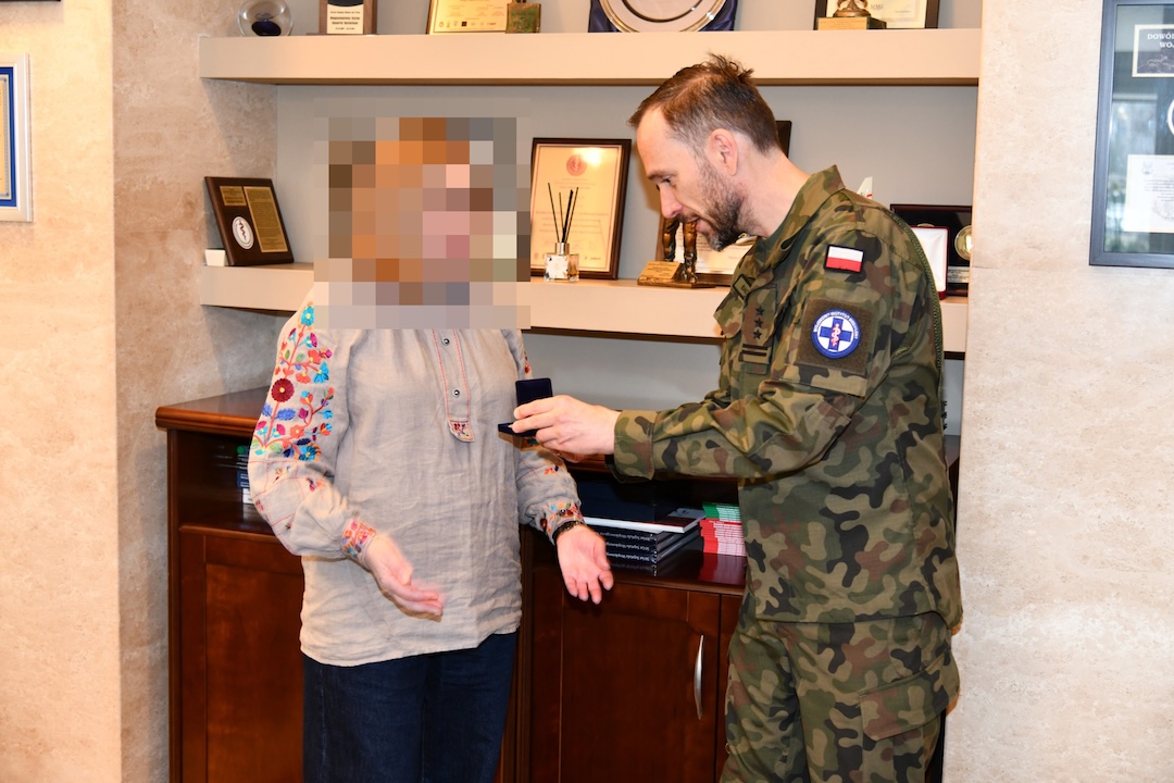 Pułkownik, Komendant Artur Bachta wręcza coina podczas spotkania gościa z Ukrainy Dyrekcją WIM-PIB (spotkanie w sprawie 