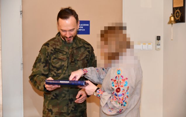 Pułkownik, Komendant Artur Bachta otrzymuje książkę podczas spotkania gościa z Ukrainy z Dyrekcją WIM-PIB (spotkanie w sprawie 