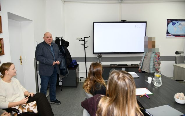 gość z Ukrainy dzielił się doświadczeniami zdobywanymi w warunkach pełnoskalowego konfliktu zbrojnego. Opowiadał o wyzwaniach, z jakimi mierzą się żołnierze po powrocie z działań bojowych, oraz o formach wsparcia, które pomagają im odzyskać równowagę psychiczną i funkcjonować po ekstremalnych przeżyciach.