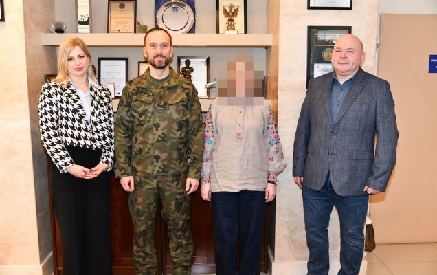 Doświadczenie z frontu – wyjątkowe spotkanie w WIM-PIB zdjęcie gościa z Dyrekcją WIM-PIB