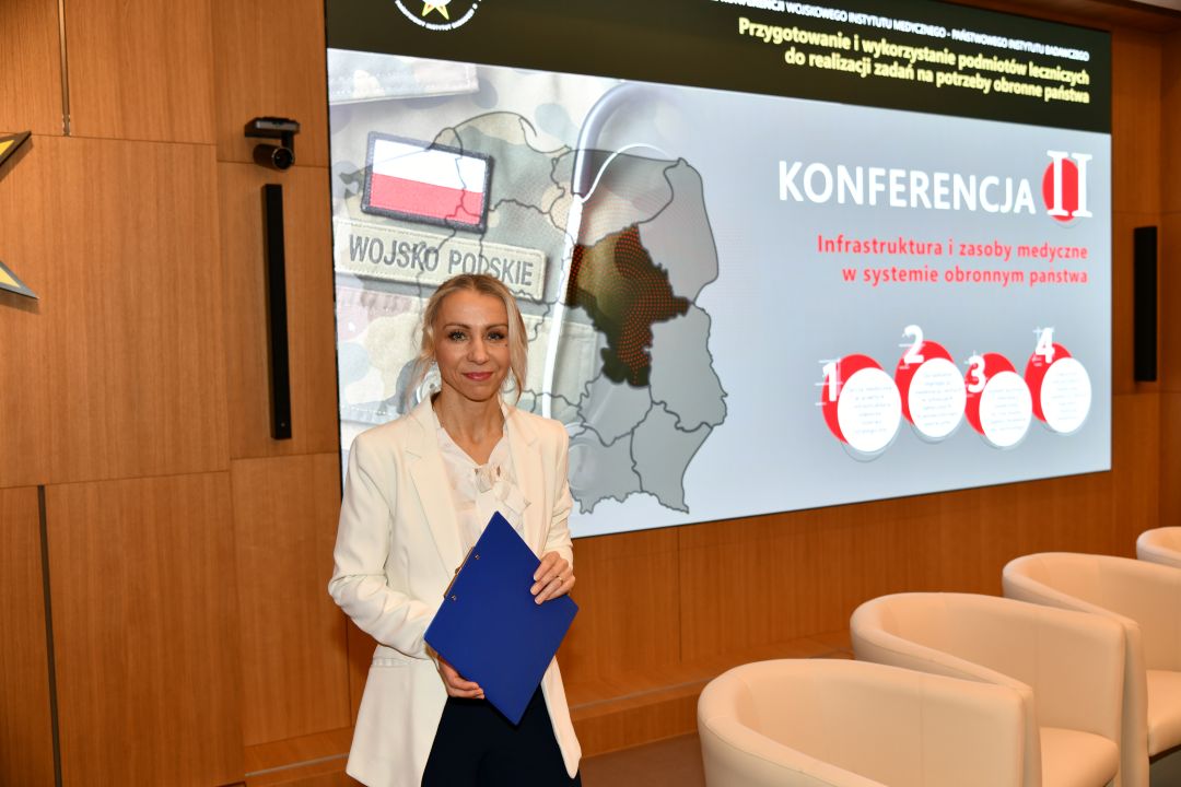 Małgorzata Złotkowska, kierownik Biura Dyrektora WIM-PIB, główny specjalista ds. komunikacji wewnętrznej prowadzi konferencję w Wojskowym Instytucie Medycznym.