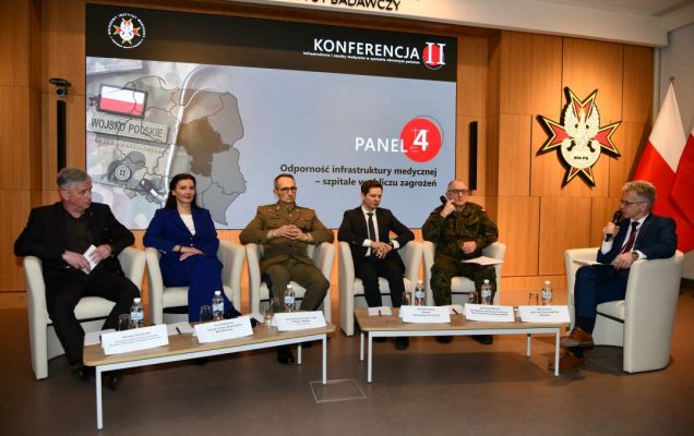 Paneliści dyskusyjni podczas debaty.