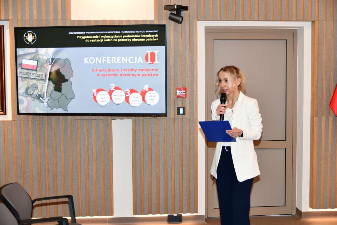 Małgorzata Złotkowska, kierownik Biura Dyrektora WIM-PIB, główny specjalista ds. komunikacji wewnętrznej prowadzi konferencję w Wojskowym Instytucie Medycznym.
