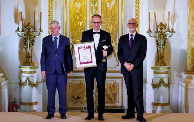 Grzegorz Gielerak - dyrektor WIM z nagrodą i dyplomem Liderzy Medycyny 2026.