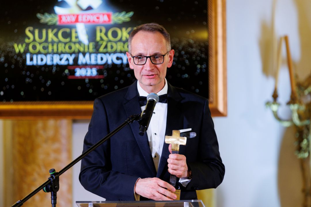 Grzegorz Gielerak - dyrektor WIM ze statuetką Liderzy Medycyny 2026 - Osobowość Roku.