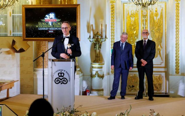 Grzegorz Gielerak - dyrektor WIM przy mównicy podczas gali z nagrodą i dyplomem Liderzy Medycyny 2026.