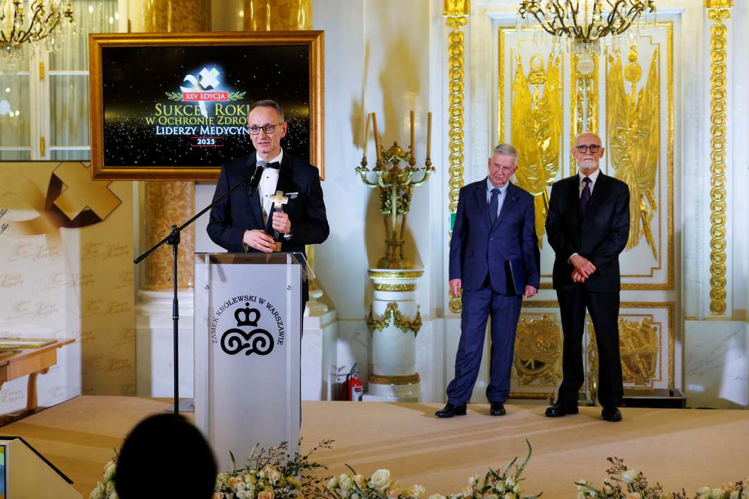 Grzegorz Gielerak - dyrektor WIM przy mównicy podczas gali z nagrodą i dyplomem Liderzy Medycyny 2026.