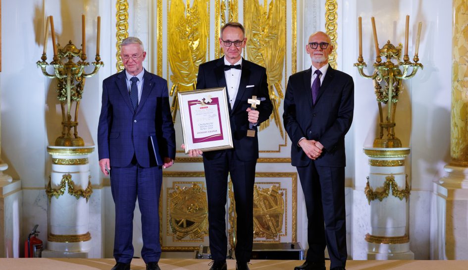 Dyrektor WIM odbiera nagrodę i dyplom.