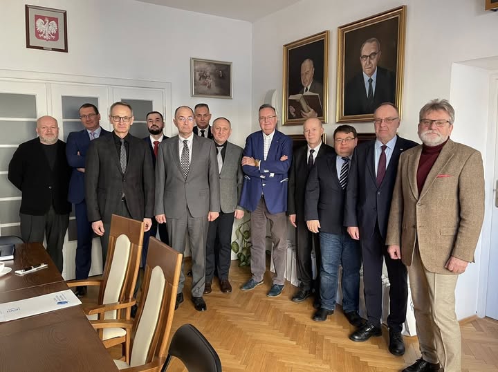 Członkowie Rady Naukowej Głównej Biblioteki Lekarskiej w pokoju biblioteki.