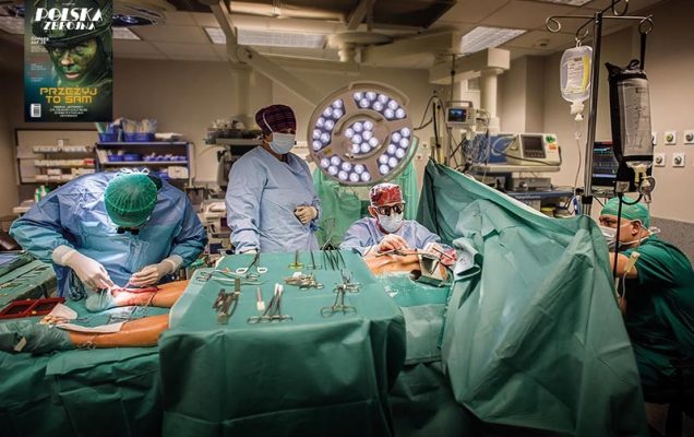 Medycy Wojskowego Instytutu Medycznego podczas operacji na sali operacyjnej.