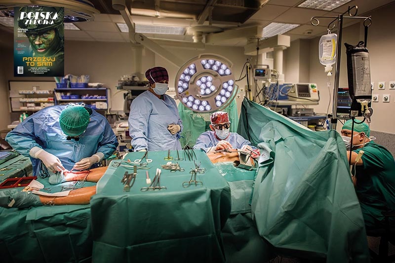 Medycy Wojskowego Instytutu Medycznego podczas operacji na sali operacyjnej.