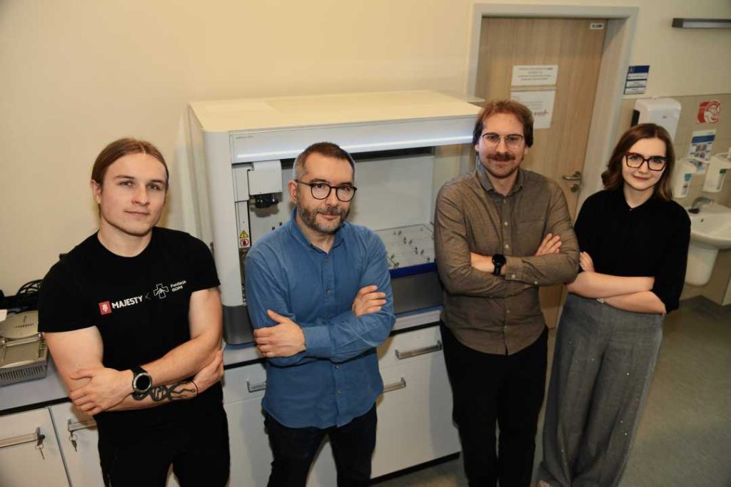 Zespól doktora Pękalskiego w pomieszczeniu laboratoryjnym.