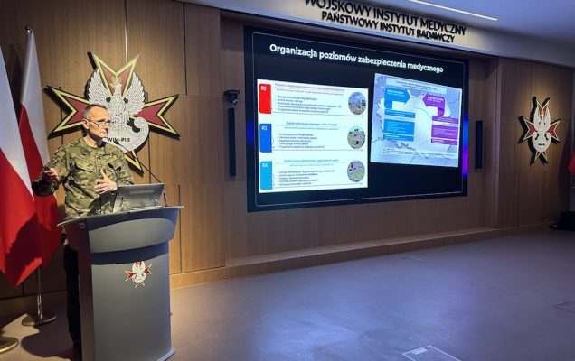 Grzegorz Gielerak przy mównicy na auli WIM.