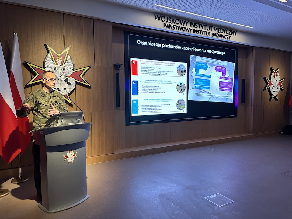 Grzegorz Gielerak przy mównicy na auli WIM.