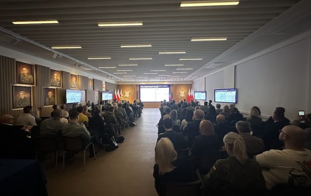 Ujęcie z tyłu sali uczestników konferencji.