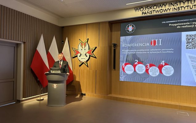 Prelegent przy mównicy.