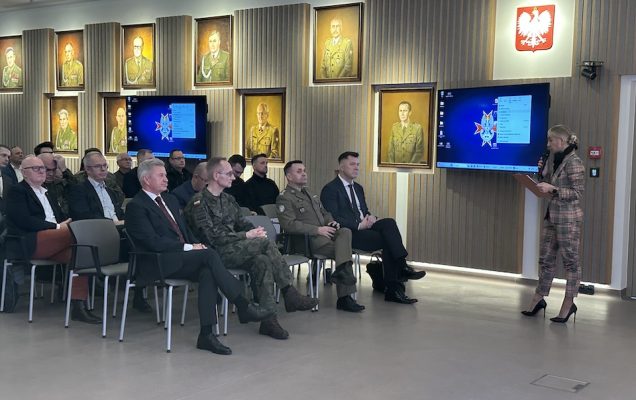 Małgorzata Złotkowska prowadzi uroczystość na auli Wojskowego Instytutu Medycznego.