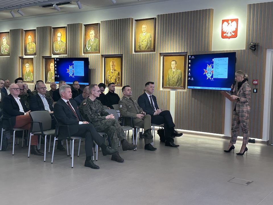 Małgorzata Złotkowska prowadzi uroczystość na auli Wojskowego Instytutu Medycznego.