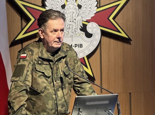 Radosław Tworus przy mównicy.