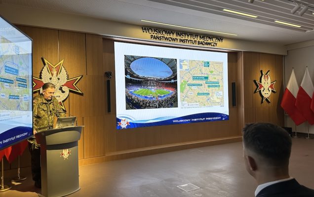 Radosław Tworus przy mównicy.