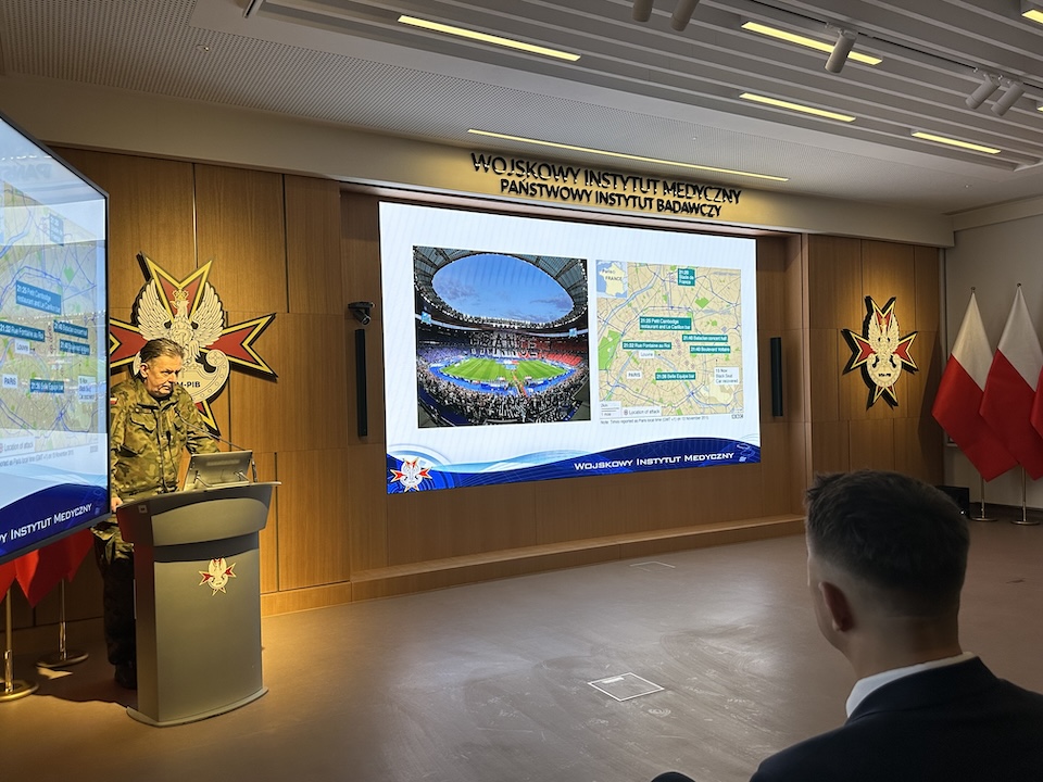 Radosław Tworus przy mównicy.