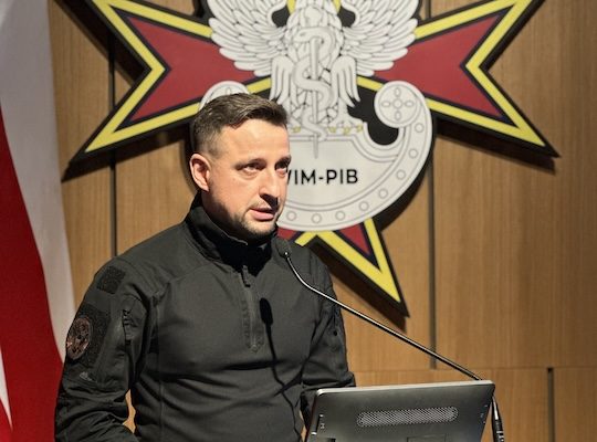 Prelegent przy mównicy.