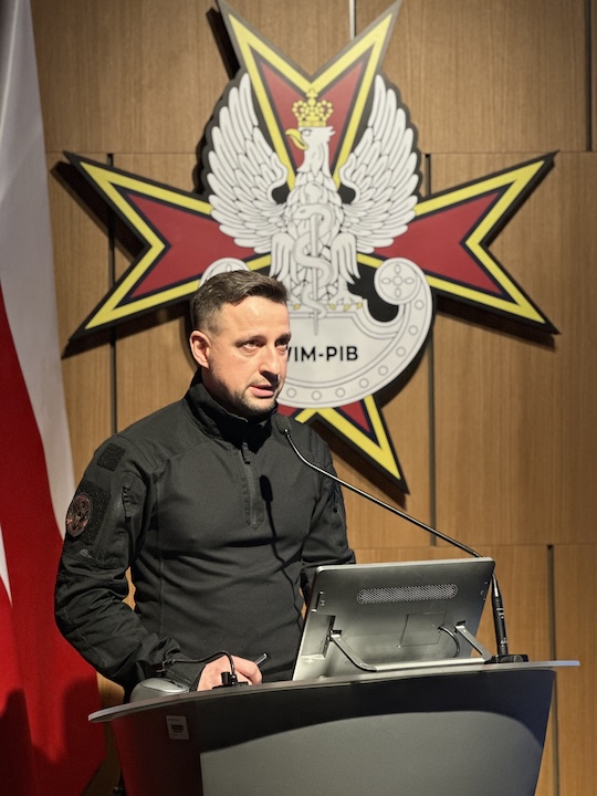 Prelegent przy mównicy.