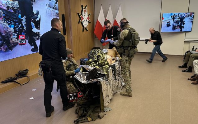 Pokaz ratownictwa medycyny pola walki na auli WIM.