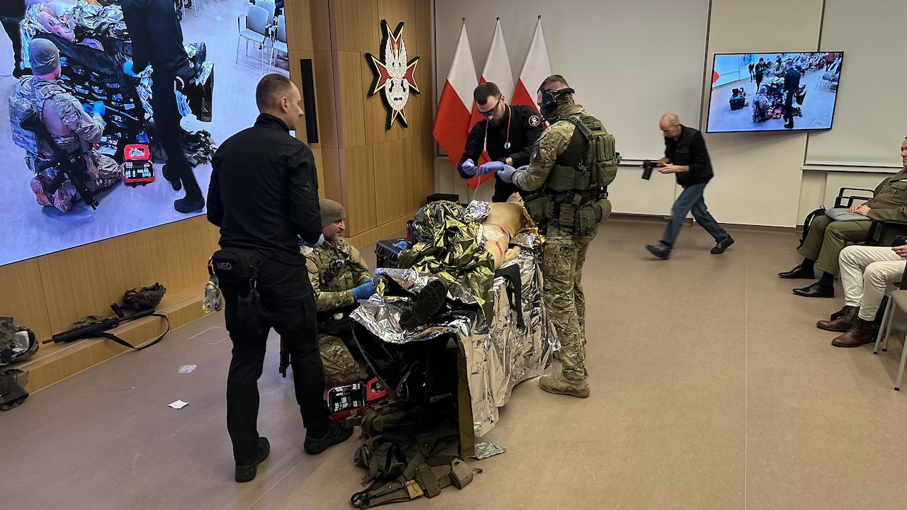 Pokaz ratownictwa medycyny pola walki na auli WIM.